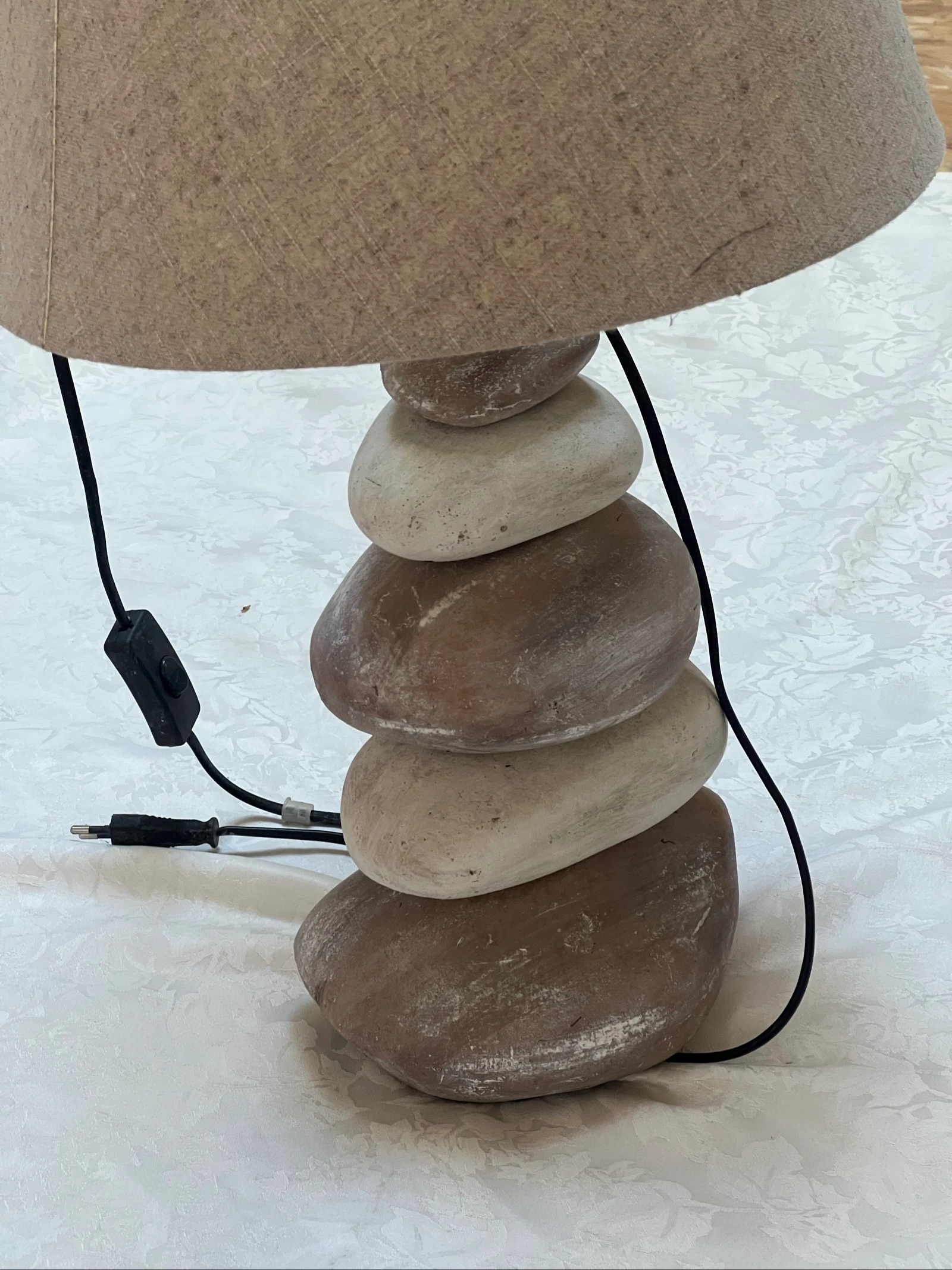 Pied de lampe et abat-jour  couleur beige.